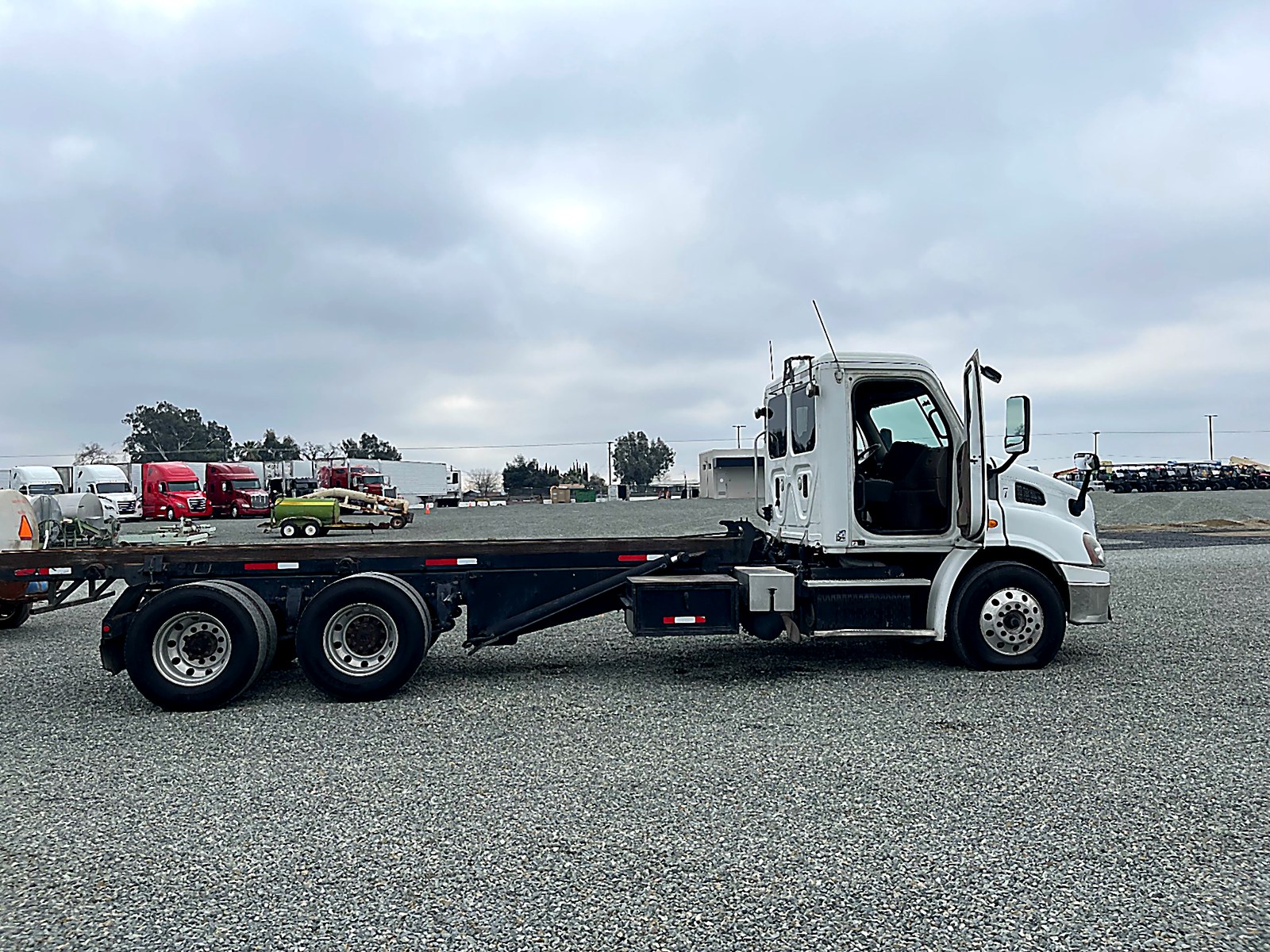 Flatbed / transport truck